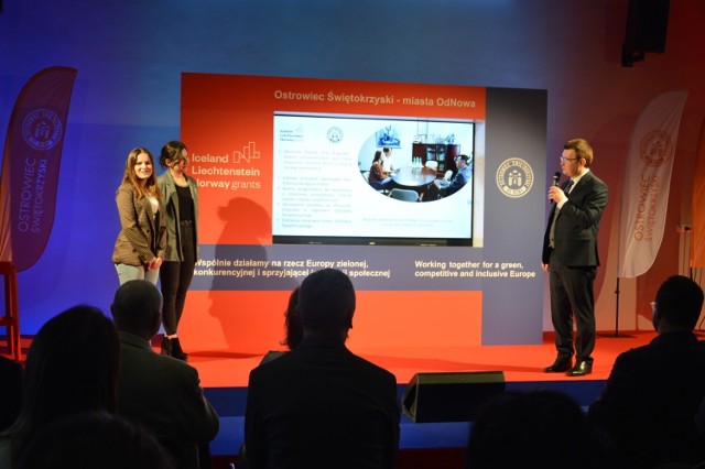 Tegoroczne maturzystki Weronika Młynek i Eliza Bugajska chcą zrealizować projekt „Jestem ostrowczaninem”. Na scenie z prezydentem Ostrowca Jarosławem Górczyńskim.