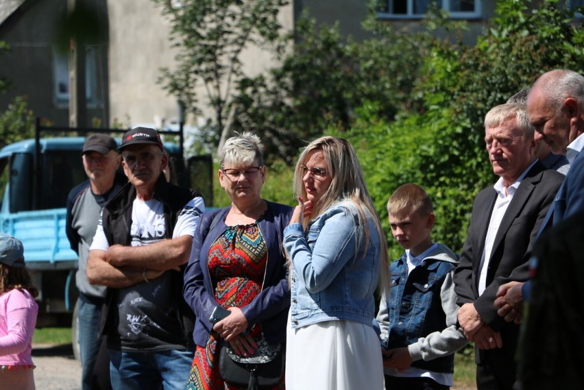 Malbork-Pasłęk. Krzysztof Sobański zginął cztery lata temu w katastrofie lotniczej. Mieszkańcy spotkali się pod pomnikiem