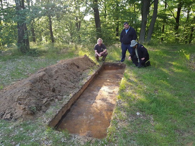 Powiat chodzieski: Miejsca odkryć archeologicznych połączy szlak turystyczny (na fot. sondaż na Gontyńcu, od lewej M. Sokołowski, M. Kita, P. Alagierski)