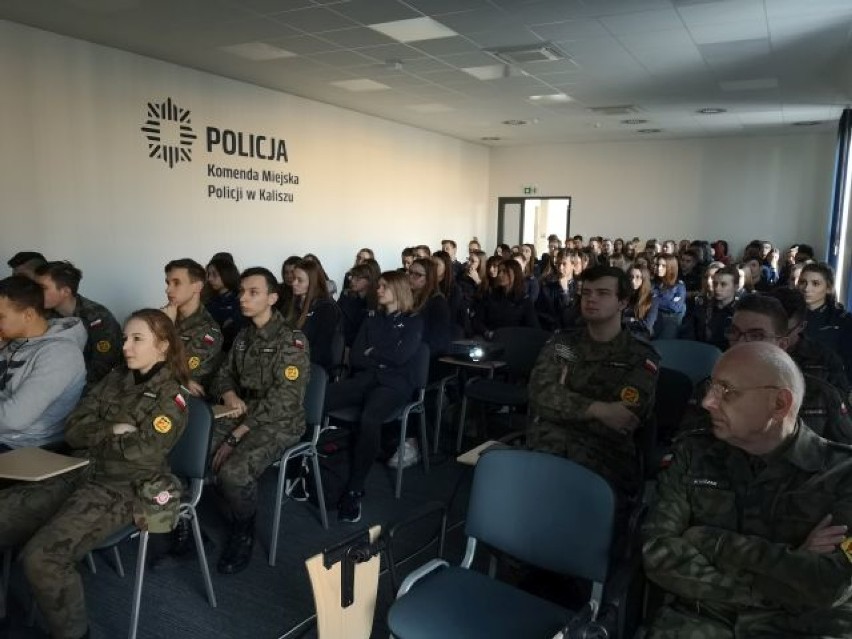 Policja w Kaliszu prowadzi wykłady dla uczniów klas...