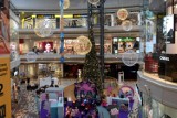 Galeria Korona w Kielcach już ozdobiona na Święta Bożego Narodzenia. Imponujące dekoracje. Zobacz film i zdjęcia