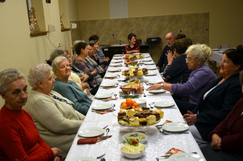 Opłatek, życzenia i kolędowanie. Spotkanie wigilijne w Sali Tradycji Kulinarnych w Rakowcu 