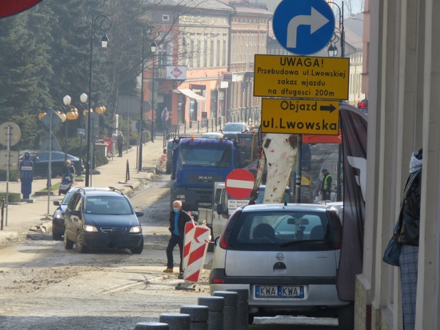 Wadowice. Remont ulicy Lwowskiej. Spod ziemi wykppano kawałki starej nawierzchni.