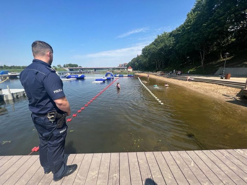 Malbork. Policjanci pilnują bezpieczeństwa i porządku nad wodą. Wspólne patrole ze strażakami i strażnikami rybackami