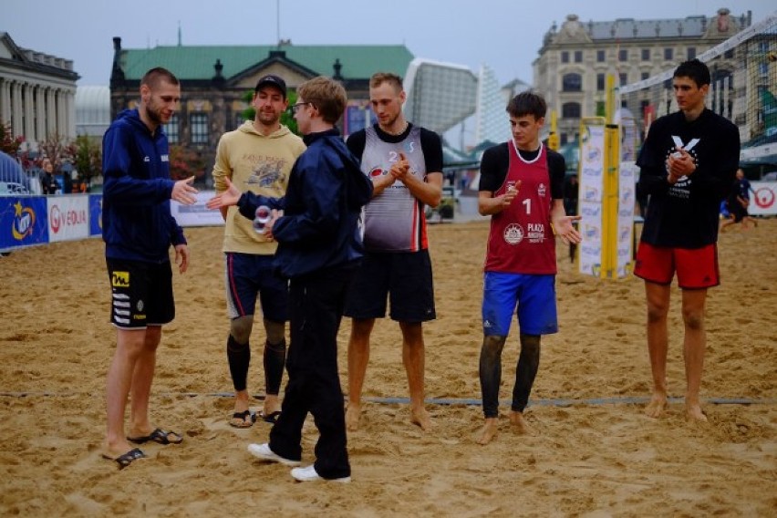 Siatkówka plażowa w centrum miasta