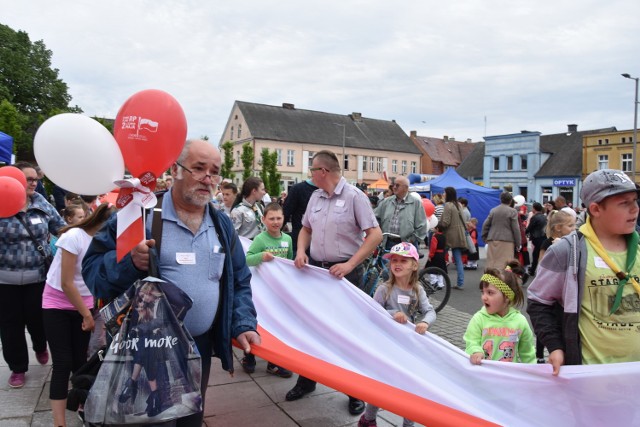 W czwartek  na szubińskim rynku odprawiona została msza św. za Ojczyznę z okazji rocznicy uchwalenia Konstytucji 3 Maja. Dzień wcześniej hucznie świętowano na rynku  Dzień Flagi. 

Wzorem ostatnich lat wicestarosta Andrzej Kinderman przywiózł z Nakła 100-metrową flagę, którą mieszkańcy wraz z władzami gminyi powiatu rozwinęli na rynku. Cieszy, że co roku w wydarzeniu tym uczestniczy coraz więcej osób, także dzieci i młodzież.  

Rozwijaniu flagi towarzyszyły dodatkowe atrakcje m.in. konkursy dla dzieci,  stoisko z rękodziełem, inicjatywy służące zdrowiu, występy. Tańczył i śpiewał zespół "Pałuczaczki" z Przedszkola Samorządowego nr 2 w Szubinie. Oklaskiwano też zespół "Jesienny Kwiat" i młodzież z Szubińskiego Domu Kultury. Były też konkursy dla dzieci i biegi uliczne.