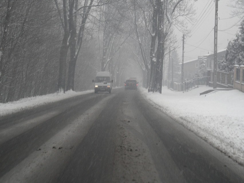 Atak zimy w Wodzisławiu: Fatalne warunki na drogach
