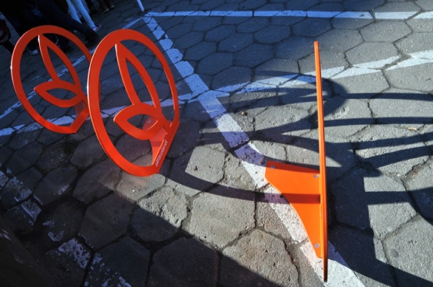 Nowe stojaki rowerowe przed basenem na Hali Gryfia w Słupsku - FOTO