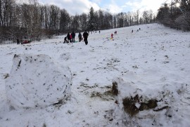 Zima w Jarnołtówku. Opolanie zjeżdżają na sankach w Górach Opawskich | Nysa  Nasze Miasto
