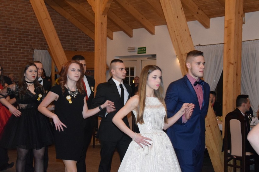 Uczniowie żarskiej Budowlanki tańczą poloneza.