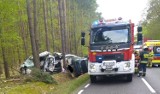 Wypadek koło Ośna Lubuskie. Auto z lawetą uderzyło w drzewo