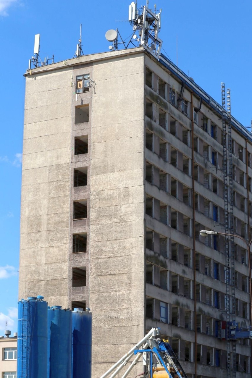 Najwyższy budynek w Wieluniu w przebudowie. Zdemontowano okna ZDJĘCIA