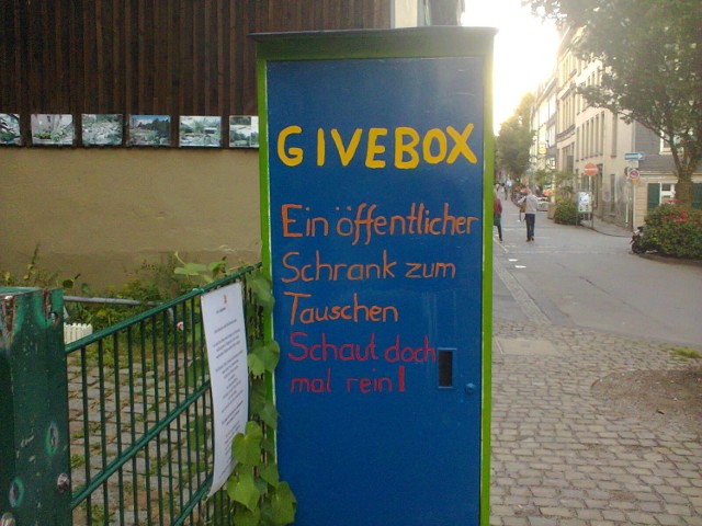 Givebox – zamiast wyrzucać rzeczy, podziel się z innymi. Czy moda dotrze do Polski?