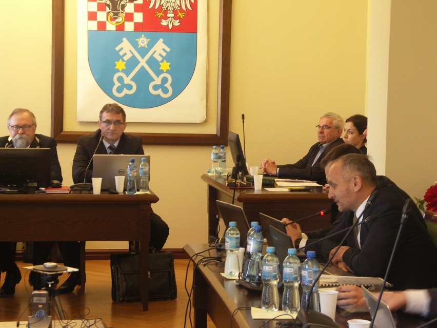 Wiceprzewodniczący Rady Powiatu Dariusz Rozum (po lewej) był...