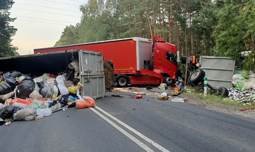 Wypadek w Gałkowicach Starych (gmina Kamieńsk). Zderzenie 2...