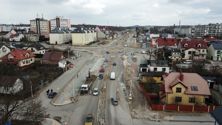 Tempo budowy ulicy Wapiennikowej w Kielcach zaskakujące, ostatni asfalt już po Wielkanocy (WIDEO I ZDJĘCIA Z DRONA)   