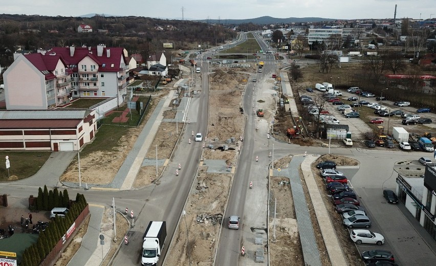 Tempo budowy ulicy Wapiennikowej w Kielcach zaskakujące, ostatni asfalt już po Wielkanocy (WIDEO I ZDJĘCIA Z DRONA)   