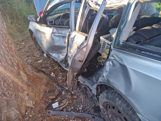 Na drodze w okolicach miejscowości Korzec samochód osobowy uderzył w drzewo.