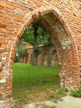 Ruiny Klasztoru Augustianów i niepowtarzalny klimat epoki średniowiecza w Jasienicy