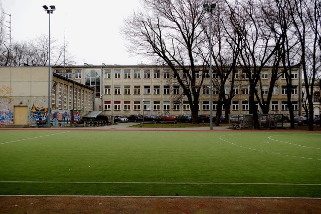 100 zł - paczkę o tej wartości dostaje na każde dziecko do 16. roku życia nauczyciel w jednej z podkrakowskich wsi.