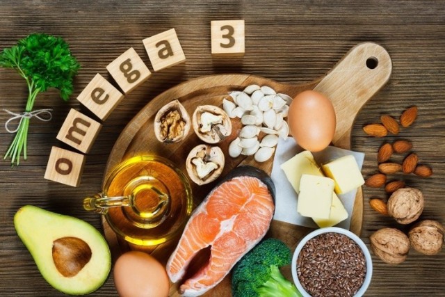 O zdrowie trzeba dbać w każdym wieku. Im wcześniej człowiek zrozumie co powinien przyjmować, by cieszyć się długim zdrowiem, tym lepiej.  W ostatnim czasie coraz większą wagę przywiązuje się do kwasów tłuszczowych omega-3. Związki te wykazują szereg właściwości prozdrowotnych. Co się dzieje z organizmem, gdy brakuje w nim kwasów omega-3? Jakie są objawy ich niedoboru?

Czytaj dalej. Przesuwaj zdjęcia w prawo - naciśnij strzałkę lub przycisk NASTĘPNE