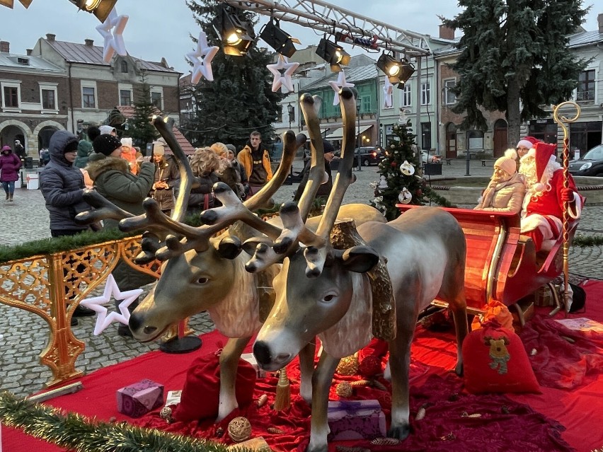 Magiczny, świąteczny klimat na Starówce w Krośnie. Iluminacje rozświetliły Rynek podczas Jarmarku Świątecznego [ZDJĘCIA]