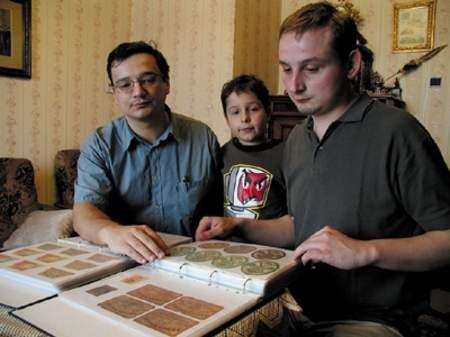 Witold (z lewej) z synem Bartusiem i bratem Tomaszem razem zbierają etykiety.