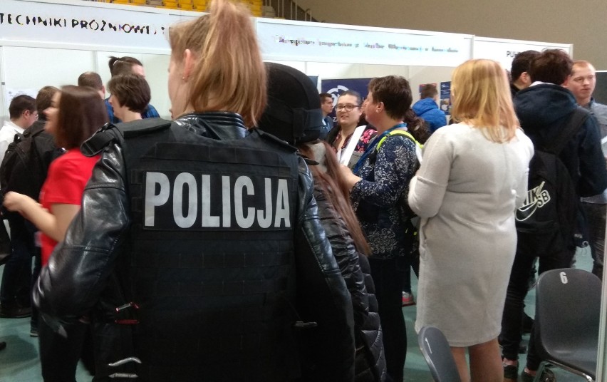 Policjanci z Koszalina brali udział w 17. Środkowopomorskich Targach Pracy [ZDJĘCIA]