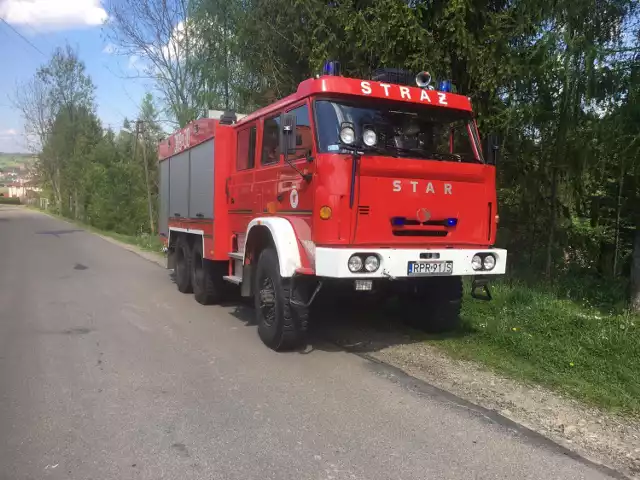 Na strażaków z OSP Krasiczyn mogą liczyć mieszkańcy całej gminy Krasiczyn i nie tylko. Teraz role się odmieniły.

- Nasz samochód gaśniczy ma już 35 lat i coraz częściej odmawia posłuszeństwa. Tak nastąpiło po wtorkowym wyjeździe do zdarzenia w Prałkowcach - mówią strażacy z OSP Krasiczyn. - Samochód został wycofany z działań gaśniczych, czyli w chwili obecnej gmina nie posiada auta gaśniczego - podkreślają ratownicy. Z informacji przekazanych przez OSP Krasiczyn wiemy, że na zakup nowego wozu ze strony wójta i Rady Gminy Krasiczyn zabezpieczono 500 tys. zł, marszałek województwa podkarpackiego zabezpieczył 250 tys. zł. 

Pozostałe środki, czyli 500 tys. zł obiecała druhom KW PSP w Rzeszowie. Na obietnicy się skończyło...