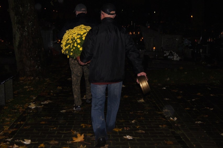 Mieszkańcy Radomska ruszyli na cmentarze, by zdążyć przed...