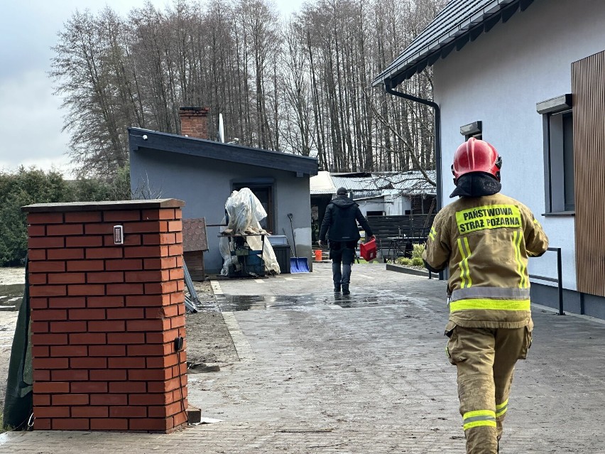 Pożar dachu budynku gospodarczego w Zbrudzewie. Przytomna reakcja pracowników zapobiegła rozprzestrzenianiu się ognia