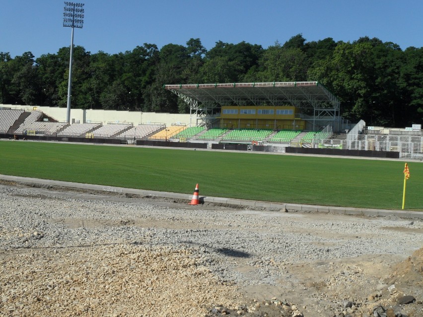 Remont stadionu w Rybniku: Murawa jest, teraz czyszczą krzesełka