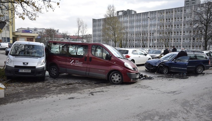 Zderzenie trzech aut na Nowym Świecie w Kielcach (WIDEO, zdjęcia)