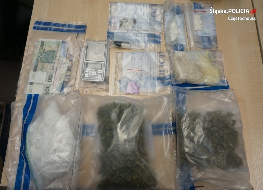 Częstochowa: Policja w jednym z mieszkań znalazła kilkaset porcji narkotyków. Zatrzymano sześciu mężczyzn w wieku od 19 do 34 lat