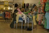 To była moda! Tak się ubieraliśmy 20 lat temu, gdy weszła Zara i H&M. Był szał. Hity sieciówek i moda lat 2000 - 2005