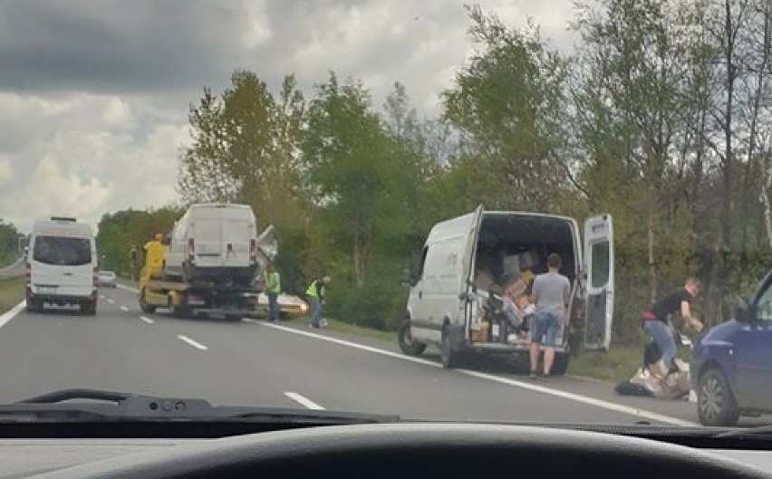 Furgonetka Inpost w rowie. Masakra w paczkach, które zostały przepakowane do inne fugronetki