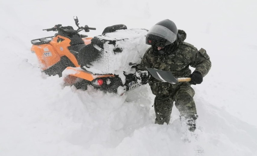 Trudne szkolenie zimowe strażnik granicznych w Górach...
