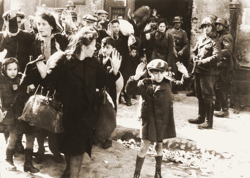 Żydowska ludność cywilna schwytana podczas tłumienia...
