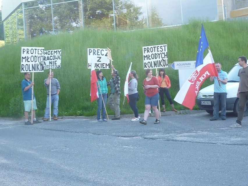 Świeradów-Zdrój: Protest młodych rolników pod hotelem Malachit (zdjęcia)