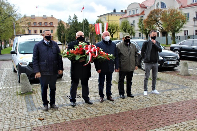 Obchody 230. rocznicy uchwalenia Konstytucji 3 Maja. W Łęczycy złożono kwiaty pod pomnikiem Matki Boskiej