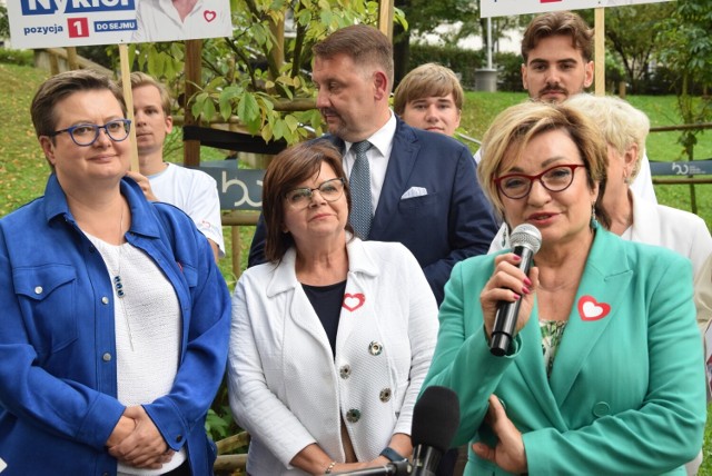 Konferencja prasowa i wiec w ramach akcji „Kobiety na wybory" w bielskim Parku Słowackiego