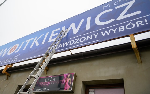 Wyborczy banner posła PiS z hasłem "Sprawdzony wybór!" zawisł na przybytku uciech o wdzięcznej nazwie "Lala"