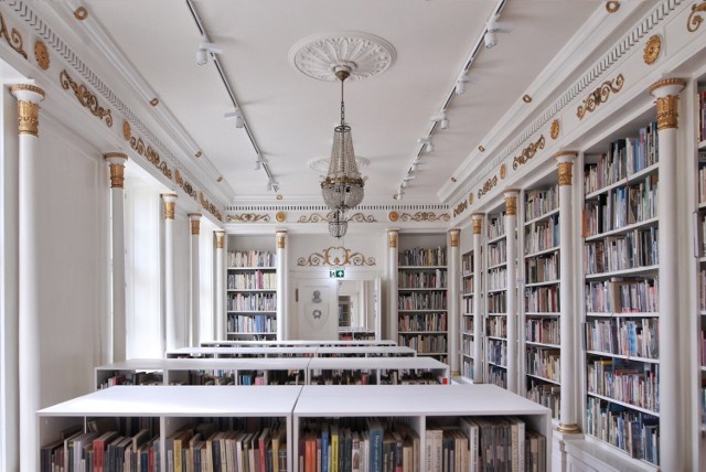 Modernizacja historycznego gmachu Biblioteki Raczyńskich trwała 3 lata.  Jej najważniejszym elementem jest powrót książek do gmachu, który jest pierwszym budynkiem w Polsce postawionym na cele biblioteczne.

Zobacz zdjęcia wnętrza --->