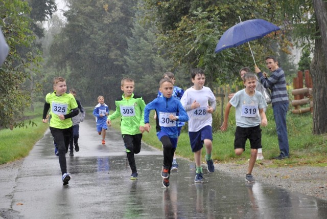 W pierwszej edycji biegu przełajowego w gminie Oświęcim rywalizowano nie tylko w kategorii open, ale także wśród dzieci i młodzieży
