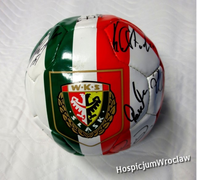 Sebastian Mila podarował na aukcję charytatywną fundacji Wrocławskie Hospicjum dla dzieci piłkę WKS Śląsk, buty i koszulkę, w której strzelił gola w meczu z Gruzją. Wszystkie przedmioty zostały podpisane przez znanego piłkarza.