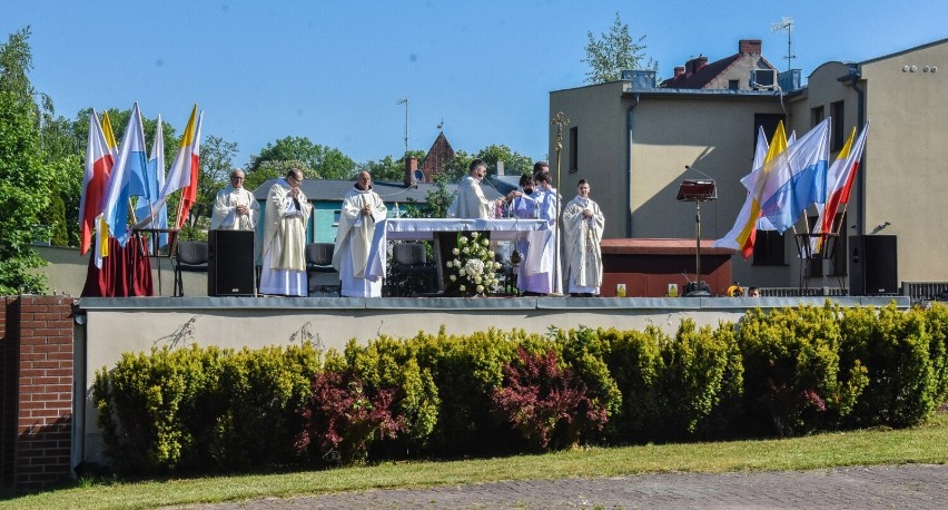 Boże Ciało 2021. Ulicami Szamotuł przeszła procesja z Najświętszym Sakramentem w monstrancji 