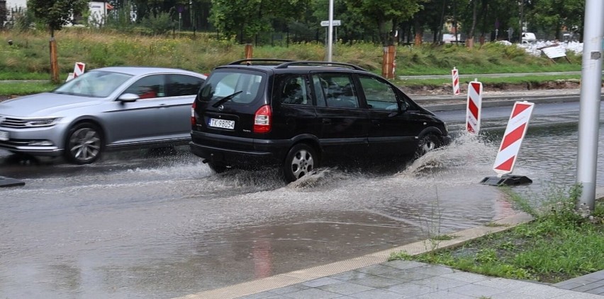 Wielka ulewa w Kielcach! Zalane ulice i płynąca woda. Zobaczcie zdjęcia