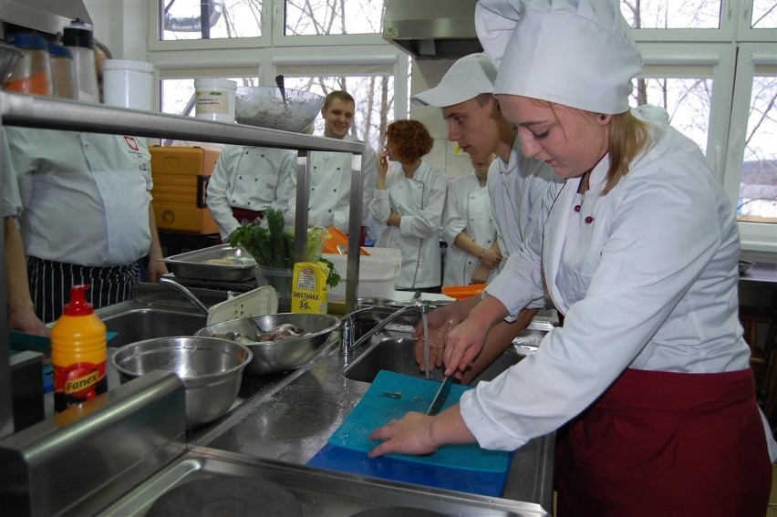 Somonino. Mistrzowie kuchni uczyli rybnych dań uczniów Zespołu Szkół Ponadgimnazjalnych