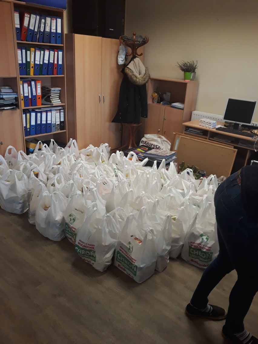 Zbiórka żywności w Bielsku-Białej: Klienci sklepów okazali duże serce - zebrano 3,8 tony żywności [ZDJĘCIA]