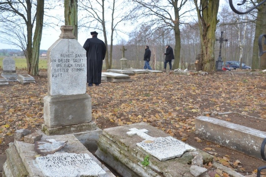 W Łąkiem w gminie Skępe uporządkowali cmentarz ewangelicki, a później wspólnie się modlili podczas nabożeństwa ekumenicznego [zdjęcia]